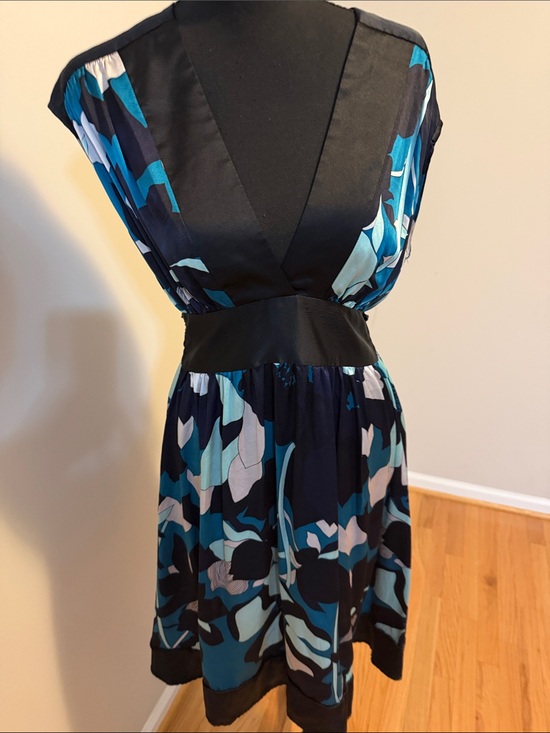 bebe Dresses & Skirts - 109% Silk Women’s Teal & Black V-Neck Patterned Dress